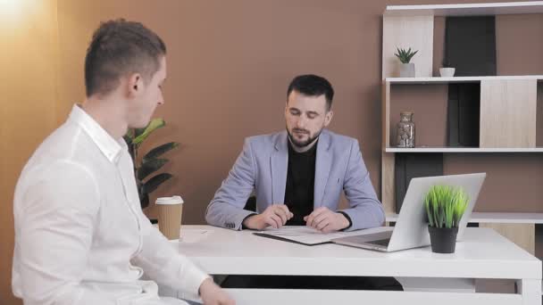 Close-up cliënt biedt steekpenningen aan aan een werknemer van het bedrijf in het kantoor. De bedrijfsleider weigert steekpenningen die de weigering met zijn handen aantonen. — Stockvideo