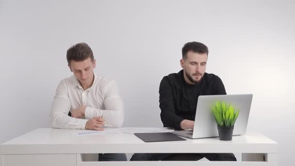 Rabbia dei dipendenti di lavorare in ufficio. L'uomo d'affari rompe un foglio di carta con grafici di reddito . — Video Stock