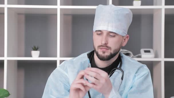 Médecins vue du pot avec le médicament. Le médecin appelle le médicament d'un grand bocal en verre dans une seringue. Préparation au traitement . — Video