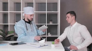Hasta doktor muayenehanesine geliyor. Doktor bir randevu için hastayı kabul eder. Doktor ve hasta arasındaki iletişim.