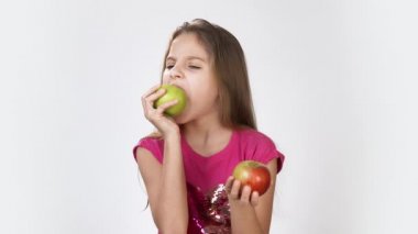 Elmalı kız. Beyaz arka planda pembe parlak elbiseli bir kızı yiyen küçük kız..