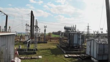 Yüksek voltajlı elektrik santrali. Küçük bir kasaba için yüksek voltajlı elektrik santrali. Elektrik santrali. Güç hatları.