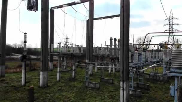 Subestação elétrica de alta tensão. Usina de alta tensão para uma pequena cidade. Central eléctrica. Linhas eléctricas . — Vídeo de Stock