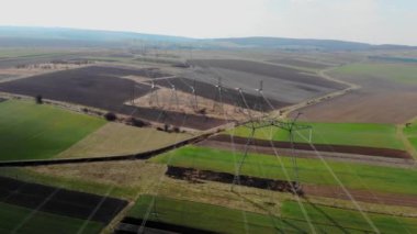 Güç hatları üzerinde uçuş. Binlerce kilovat yüksek gerilim iletim hattı