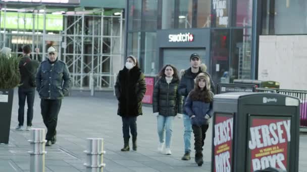 Nowy Jork, USA - 14 kwietnia 2020 Ludzie w maskach medycznych na ulicach Nowego Jorku. Ludzie chodzą po Times Square w Nowym Jorku w maskach ochronnych podczas epidemii covid-19. — Wideo stockowe