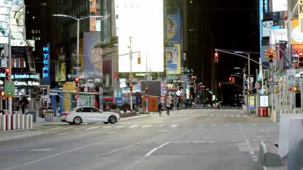 New York City, Amerika Serikat - 14 April 2020 mengosongkan jalan-jalan selama pandemi coronavirus covid-19. Jalan-jalan Manhattan tanpa orang selama wabah pandemi — Stok Video