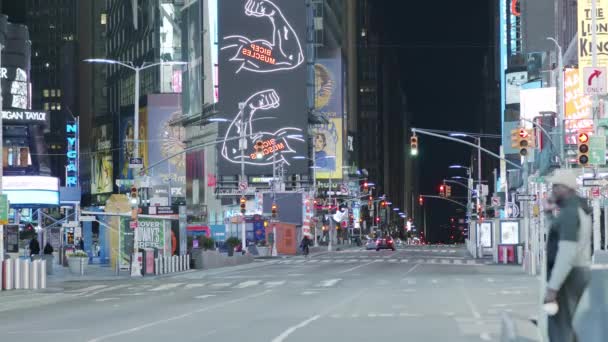 Nova Iorque, EUA - 14 de abril de 2020 ruas vazias vezes quadradas durante a pandemia do coronavírus covid-19. Ruas de Manhattan sem pessoas durante um surto pandêmico — Vídeo de Stock