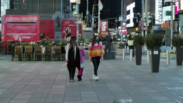 New York City, VS - 14 april 2020 Mensen met medische maskers op straat in New York. Mensen lopen op Times Square in New York met beschermende maskers tijdens de covid-19 coronavirus epidemie — Stockvideo