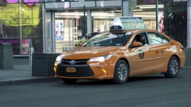 New York, ABD - 14 Nisan 2020 Covid19 salgını sırasında bir taksi şoförü gece yarısı Time Meydanı 'nda bir arabada oturuyor.