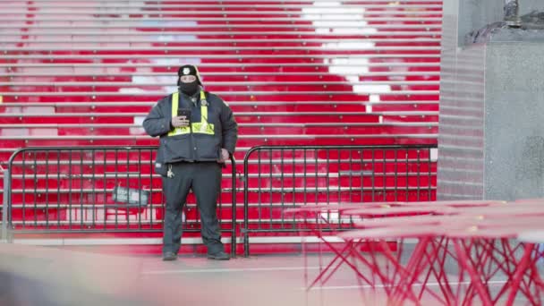 Nueva York, Estados Unidos - 14 de abril de 2020 Un oficial de policía que vigila Times Square durante la epidemia de Covid 19. Times quare en el desnudo sin gente . — Vídeo de stock