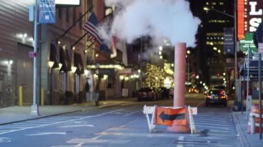New York City, ABD - 14 Nisan 2020 Manhattan 'da insan yok. Yeraltından gelen sıcak buharın geldiği boru. Covid-19 koronavirüs salgını