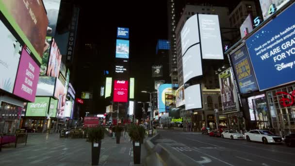 New York City, USA - 14 april 2020 Times Square på Manhattan utan folk på natten. — Stockvideo