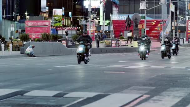 Ciudad de Nueva York, Estados Unidos - 14 de abril de 2020 Los ciclistas viajan en motocicleta por la noche en Times Square durante la pandemia covid-19 — Vídeos de Stock