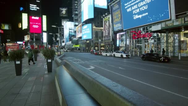 New York City, USA - 14. April 2020 Während der Covid-19-Pandemie fahren nachts Autos auf dem Times Square in Manhattan — Stockvideo