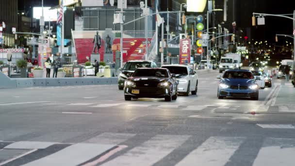 美国纽约市- 2020年4月14日，在曼哈顿时代广场（Times Square），当covid-19大流行病流行的时候，汽车在夜间行驶 — 图库视频影像