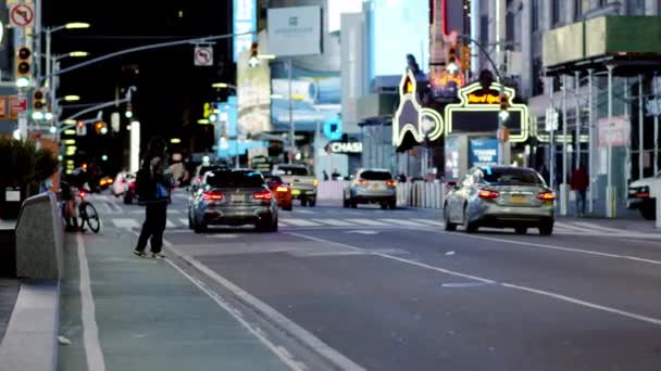 New York, États-Unis - Le 14 avril 2020 Des personnes et des enfants sur Times Square la nuit sans masques médicaux protecteurs . — Video
