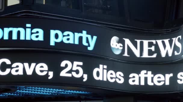 Nova York, EUA - 14 de abril de 2020 Fechar Times Square Publicidade Banner mostra Covid-19 Coronavirus Notícias e alertas pandêmicos — Vídeo de Stock