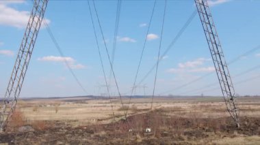 Uzun mesafeli güç iletim hatları. Şehirler arasında binlerce kilovolt elektrik ileten yüksek voltajlı kutuplar.