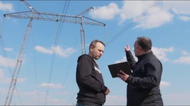 Yüksek voltajlı elektrik santrali. Küçük bir kasaba için yüksek voltajlı elektrik santrali. Elektrik santrali. Güç hatları.