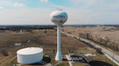 WAUCONDA Su Kulesi. Michigan Gölü 'nün en büyük su deposu üzerinde uçuyor. Illinois 'deki su kulesi