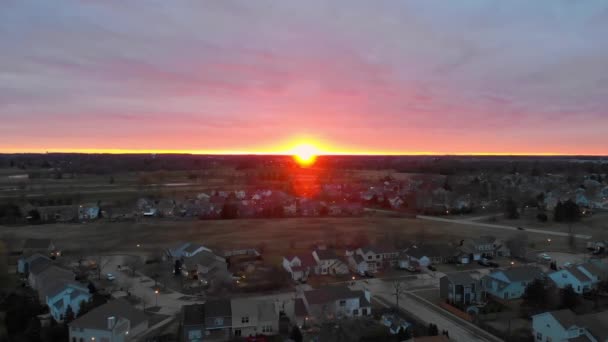 Fantastisk solnedgång från en höjd. Kvällsflyg över en stad i Illinois. Vacker solnedgång på bakgrunden av staden. — Stockvideo