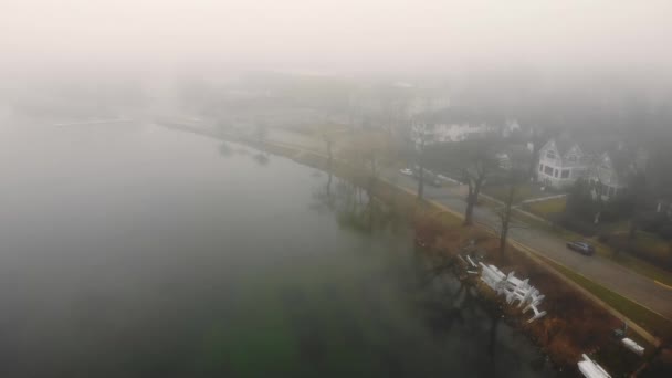 在大雾和多云的天气下,空中飞越湖面.雾天湖面上的堤岸. — 图库视频影像