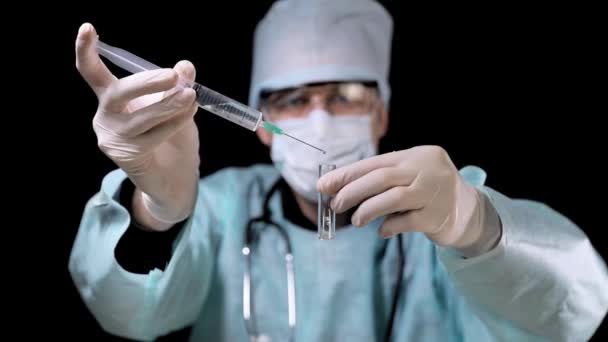 Científico en el laboratorio examina la sangre. El asistente de laboratorio usa una jeringa para colocar gotas de sangre en un tubo de ensayo . — Vídeo de stock