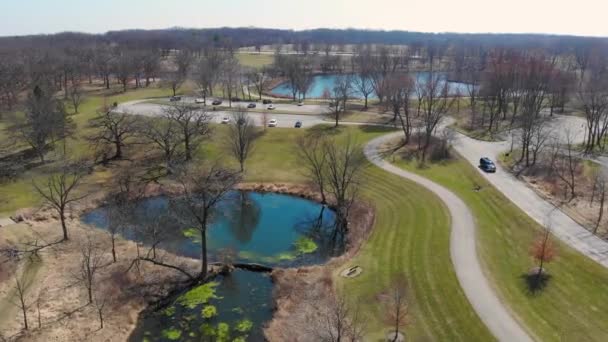 Wauconda Illinois 'de gölleri ve bisiklet yolları olan bir parkın üzerinde uçmak. — Stok video