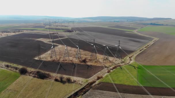 Flygfoto Långdistansledningar. Högspänningspelare som energieffektivt levererar tusentals kilovolt el mellan städer. Högspänningssteg. — Stockvideo