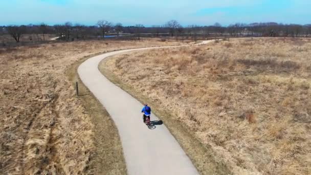 Aerial iew Rowerzysta jest zaangażowany w zdrowy tryb życia. Jazda na rowerze w parku. Czterokołowiec podążający za rowerzystą.. — Wideo stockowe