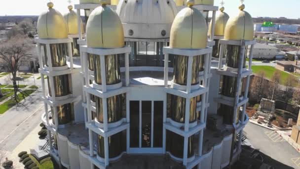 Vuelo sobre la Iglesia Ucraniana en Chicago, Illinois. Iglesia con cúpulas doradas en un día soleado, para visitantes visitantes . — Vídeos de Stock