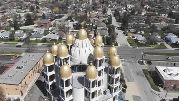 Chicago. Illinois am 20. April 2020. Flug über die ukrainische Kirche in Chicago, Illinois. Kirche mit goldenen Kuppeln an einem sonnigen Tag, für Besucher. — Stockvideo
