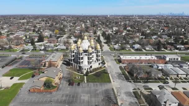Vuelo sobre la Iglesia Ucraniana en Chicago, Illinois. Iglesia con cúpulas doradas en un día soleado, para visitantes visitantes . — Vídeos de Stock