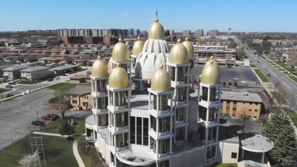 Chicago. Illinoise 20 April 2020. Flight over the Ukrainian Church in Chicago, Illinois. Church with golden domes on a sunny day, for visiting visitors. — Stock Video