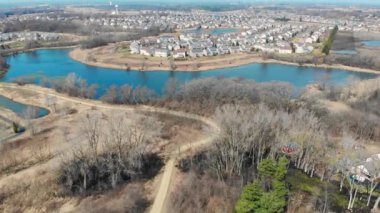 Illinois ABD 'deki muhteşem Park üzerinde uçuş. Amerika 'daki park alanları. Sonbahar ya da bahar.