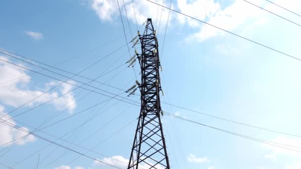 Lignes de transport d'énergie longue distance. Poteaux haute tension qui transmettent efficacement des milliers de kilovolts d'électricité entre les villes 