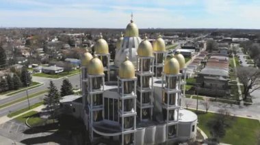 Kuzeybatı Chicago 'daki St. Joseph Ukrayna Katolik Kilisesi. Hava aracıyla neşeli, güneşli bir günde kilisenin üzerinden uçmak. Chicago 'nun kenar mahalleleri.