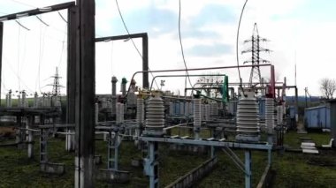 Yüksek voltajlı elektrik santrali. Küçük bir kasaba için yüksek voltajlı elektrik santrali. Elektrik santrali. Güç hatları.