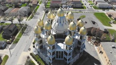 Kuzeybatı Chicago 'daki St. Joseph Ukrayna Katolik Kilisesi. Hava aracıyla neşeli, güneşli bir günde kilisenin üzerinden uçmak. Chicago 'nun kenar mahalleleri.
