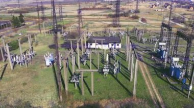 Yüksek voltajlı elektrik santrali. Küçük bir kasaba için yüksek voltajlı elektrik santrali. Elektrik santrali. Güç hatları.