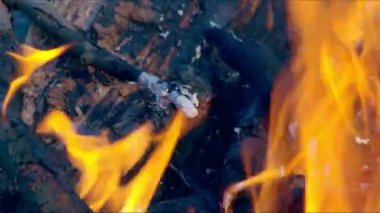 Her gün yakacak odun yakıyoruz. Şenlik ateşi kıvılcımları ateşler. Doğada sihirli kalite ateş.