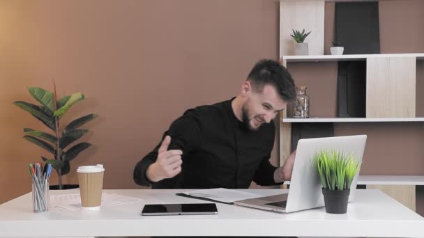 Šťastný obchodník pije kávu na pracovišti. Kancelářský pracovník pracující v počítači a pijící kávu. — Stock video