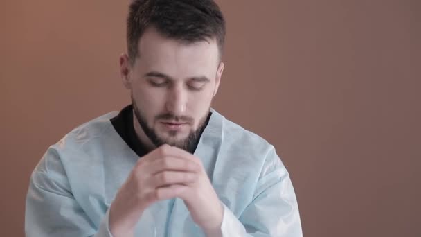 Doktor, který onemocněl na pracovišti. Muž se špatným zdravím. Deprese u lékaře. — Stock video