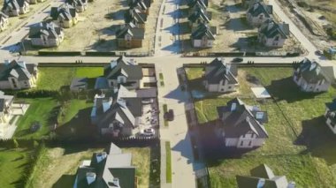 Göl kenarında güzel caddeleri olan özdeş evlerin güzel yerleşimi. Gölün yakınındaki güzel bir yerde yeni yapılmış malikaneler..