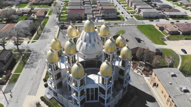 Igreja Católica Ucraniana de São José no noroeste de Chicago. Voar sobre a igreja em um dia festivo e ensolarado por drone. Bairros do centro de Chicago . — Vídeo de Stock