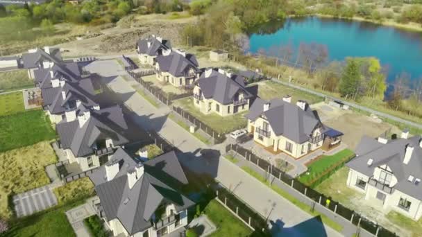 Das Auto, das zu seinem Haus fährt. Neu gebaute Villen in einer schönen Gegend in der Nähe des Sees. — Stockvideo