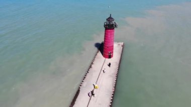 Michigan Gölü kıyılarında duran kırmızı bir deniz feneri. Kenosha, Wisconsin 'deki deniz feneri, ABD