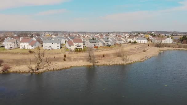Politik über der Kleinstadt Wauconda in Illinois. Schöne Ansichten kleiner Siedlungen in den Vereinigten Staaten von Amerika. — Stockvideo