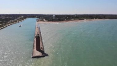 Michigan Gölü kıyılarında duran kırmızı bir deniz feneri. Kenosha, Wisconsin 'deki deniz feneri, ABD