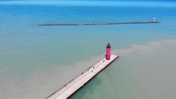 Kenosha, Wisconsin, EUA - 29 de abril de 2020 Farol vermelho nas margens do Lago Michigan. Farol junto ao lago . — Vídeo de Stock